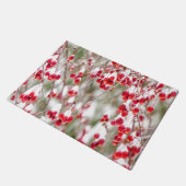 冬の雪の赤い果実の風光明媚なクリスマスを覆った ドアマット (アングル)