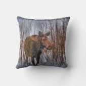 冬の雪の野生のカナダのムース牛 クッション (裏面)