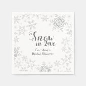 冬の雪の雪の中の恋のブライダルシャワー スタンダードカクテルナプキン (正面)