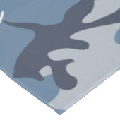 冬の雪の青の迷彩自分の名前をパーソナライズ テーブルクロス (アングル)