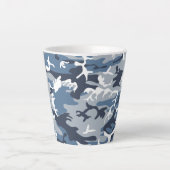 冬の雪の青の迷彩、軍隊、陸軍 カフェラテマグ (正面)