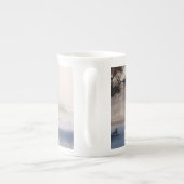 冬の雪を通って疾走している白馬 ボーンチャイナマグカップ (裏面)