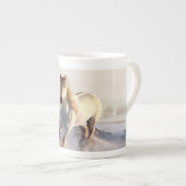 冬の雪を通って疾走している白馬 ボーンチャイナマグカップ (正面右)