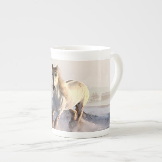 冬の雪を通って疾走している白馬 ボーンチャイナマグカップ (正面右)