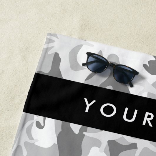 冬の雪グレーカモフラージュあなたの名前をパーソナライズ ビーチタオル (インサイチュ)