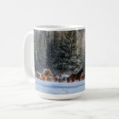 冬の雪ランニングの中で馬のキャンタリング写真 コーヒーマグカップ (正面左)