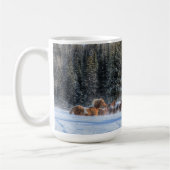 冬の雪ランニングの中で馬のキャンタリング写真 コーヒーマグカップ (左)