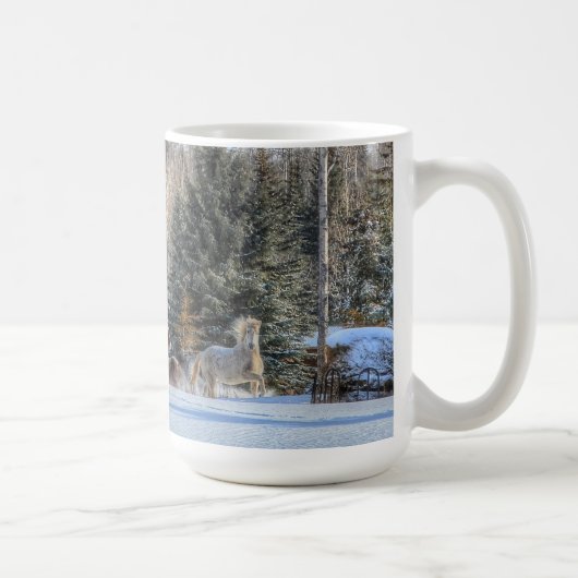 冬の雪ランニングの中で馬のキャンタリング写真 コーヒーマグカップ (右)