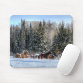 冬の雪ランニングの中で馬のキャンタリング写真 マウスパッド (マウス)