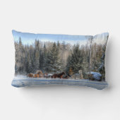 冬の雪ランニングの中で馬のキャンタリング写真 ランバークッション (裏面)