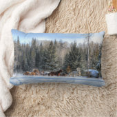 冬の雪ランニングの中で馬のキャンタリング写真 ランバークッション (ブランケット)