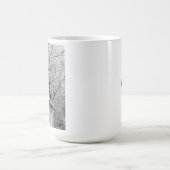 冬の雪景色の白素朴色と黒の写真 コーヒーマグカップ (中央)