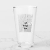 冬の雪景色の白素朴色と黒の写真 タンブラーグラス (裏面)