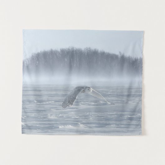 冬の雪飛んでいるフクロウ タペストリー (正面(横))