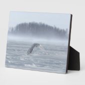 冬の雪飛んでいるフクロウ フォトプラーク (側面)