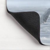 冬の雪飛んでいるフクロウ マウスパッド (コーナー)