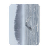 冬の雪飛んでいるフクロウ マグネット (縦)