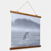 冬の雪飛んでいるフクロウ 吊り下げ型タペストリー (傾斜あり)