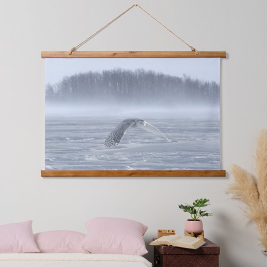 冬の雪飛んでいるフクロウ 吊り下げ型タペストリー (寝室)