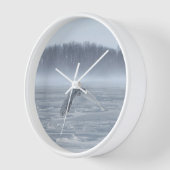 冬の雪飛んでいるフクロウ 壁時計 (傾斜)