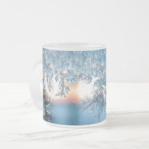 冬の霜の氷結晶の青い白い灰色のマグカップ