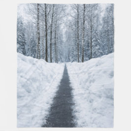 冬の霧の森の道の風景 フリースブランケット