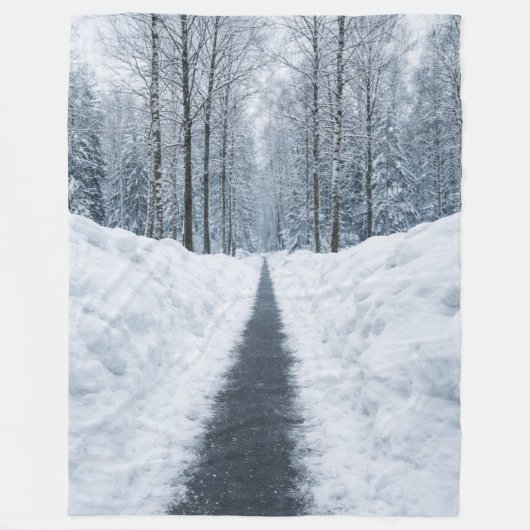 冬の霧の森の道の風景 フリースブランケット (正面)