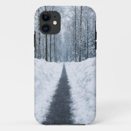 冬の霧の森の道の風景 iPhone 11 ケース