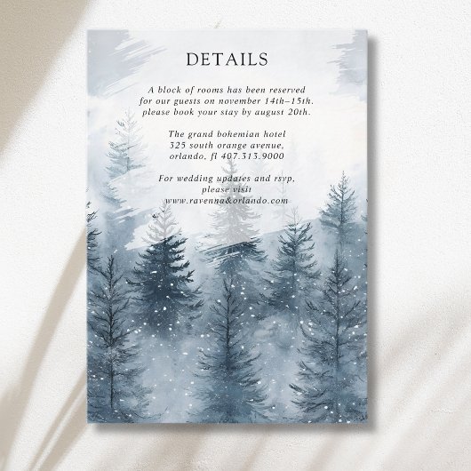 冬の霧深い雪の森の山の結婚式の詳細 エンクロージャーカード