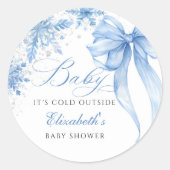 冬の青いリボンの雪の結晶のベビーシャワー ラウンドシール (正面)