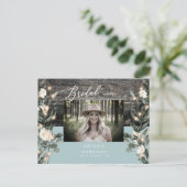 冬の青い葉のライトと白いフローラの写真 インビテーションポストカード (スタンド正面)