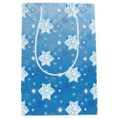 冬の青と白の雪片パターン ミディアムペーパーバッグ (正面)