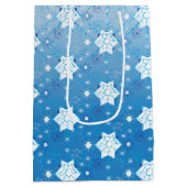 冬の青と白の雪片パターン ミディアムペーパーバッグ (裏面)