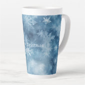 冬の青の白い雪の結晶クリスマス カフェラテマグ (右アングル)