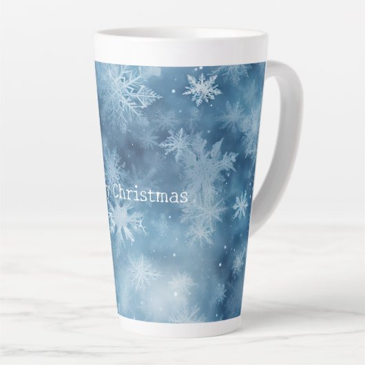 冬の青の白い雪の結晶クリスマス カフェラテマグ (右アングル)
