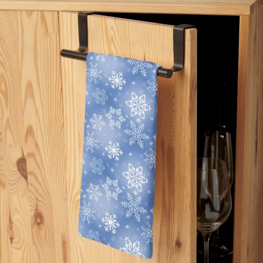 冬の青空に舞う雪の結晶 キッチンタオル (三つ折り)