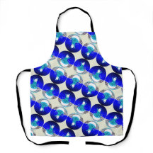 冬の青空の下の雪の女性