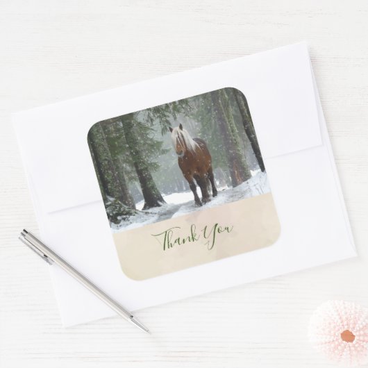 冬の風光明媚な森に茶色の馬ありがとう スクエアシール (封筒)
