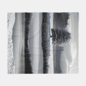 冬の風景と木、黒と白 – アート フリースブランケット (正面(横))
