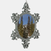 冬の風景にモンタナ山のトレイル写真 スノーフレークピューターオーナメント (左)