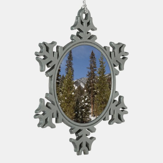 冬の風景にモンタナ山のトレイル写真 スノーフレークピューターオーナメント (左)