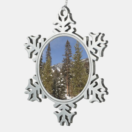 冬の風景にモンタナ山のトレイル写真 スノーフレークピューターオーナメント (右)