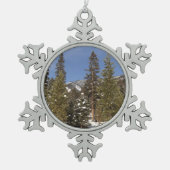 冬の風景にモンタナ山のトレイル写真 スノーフレークピューターオーナメント (正面)