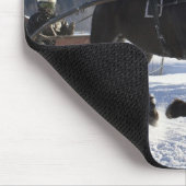 冬の風景の中で馬を訓練すること マウスパッド (コーナー)