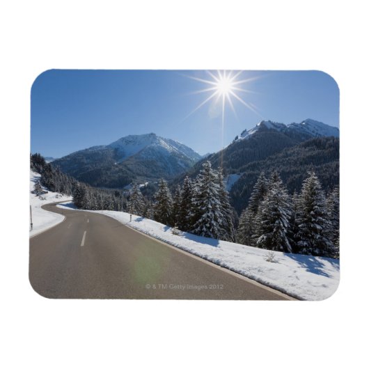冬の風景を通る牧歌的な空の道路、2 マグネット (横)
