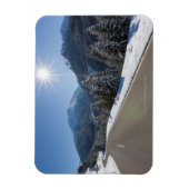 冬の風景を通る牧歌的な空の道路、2 マグネット (縦)