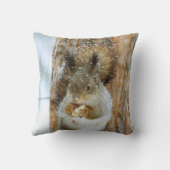 冬の風景内のかわいいリス クッション (裏面)