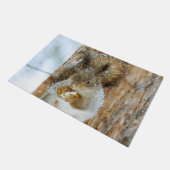 冬の風景内のかわいいリス ドアマット (アングル)