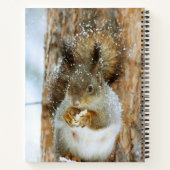 冬の風景内のかわいいリス ノートブック (裏面)