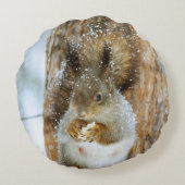 冬の風景内のかわいいリス ラウンドクッション (裏面)